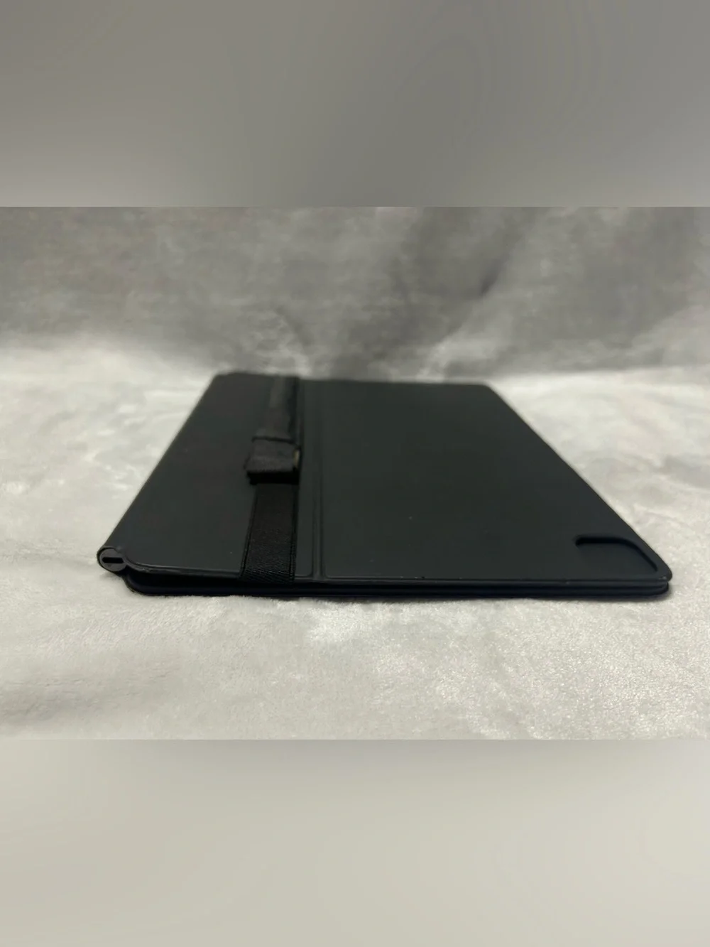 Apple black Magic Keyboard iPad Pro 4th Generation 12.9 in w/ pencil holder